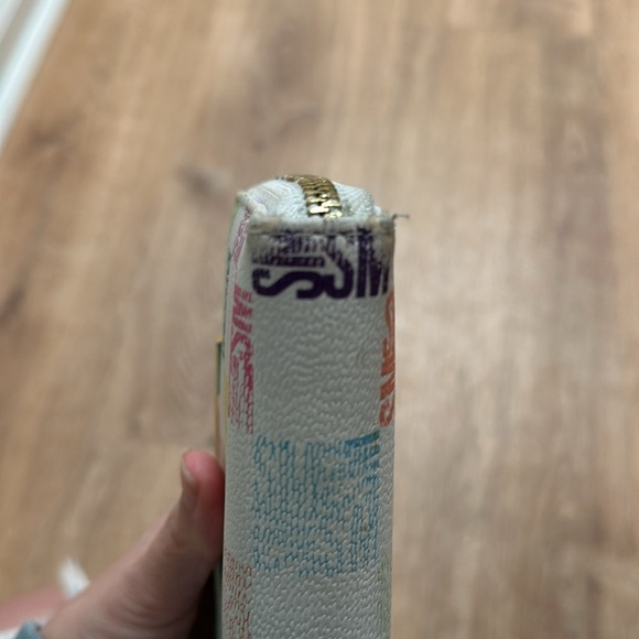 STEVE MADDEN | White Full Zip Wallet - Picture 4 of 7